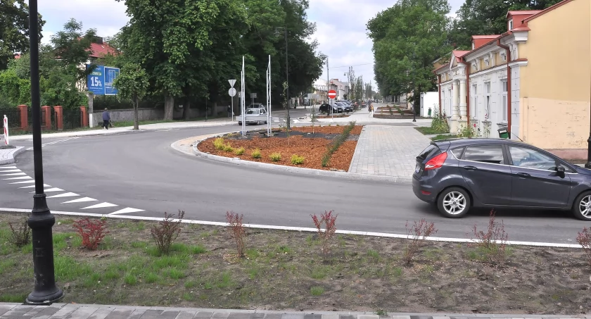 KOŃSKIE. Panowie kierowcy! W kółeczko, a nie pod kątem prostym! [ZDJĘCIA]