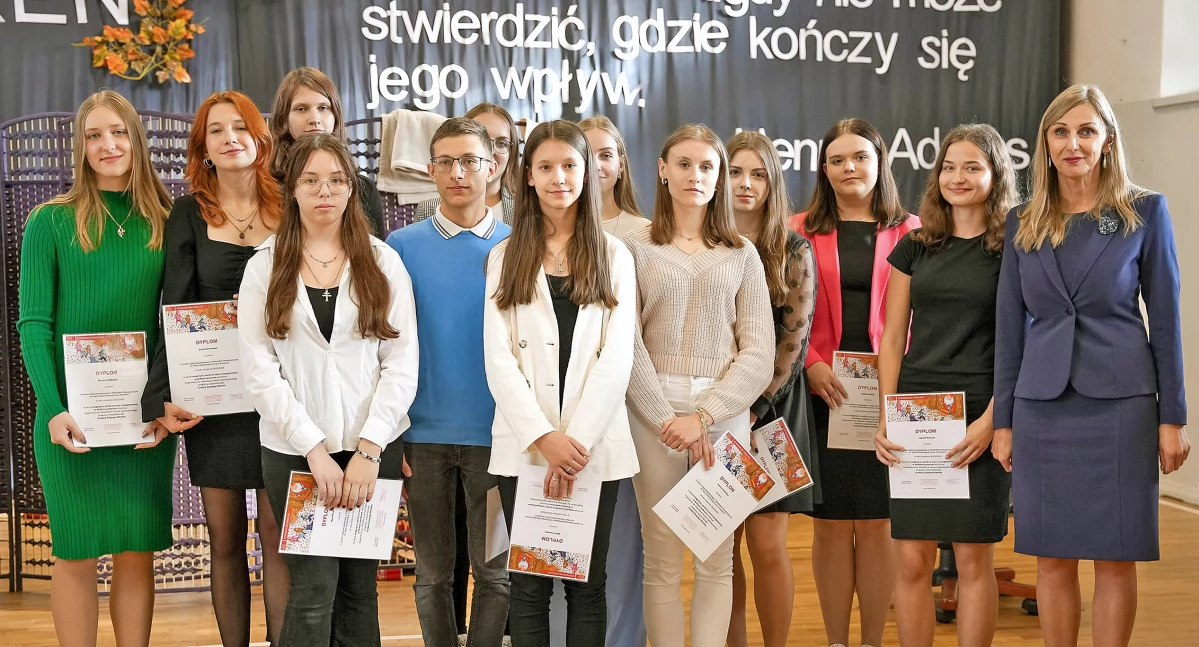 KOŃSKIE. 13 utalentowanych uczniów II LO ze stypendiami. To wszystko za sprawą świętego Mikołaja