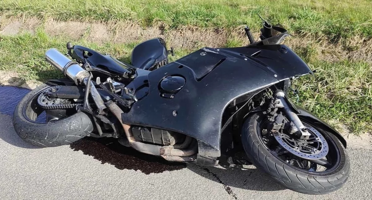 GMINA KOŃSKIE. W Brodach motocyklistę poniosła fantazja. Najechał na tył BMW