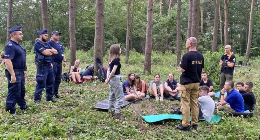 GMINA RADOSZYCE.  Policjanci i strażacy u harcerzy