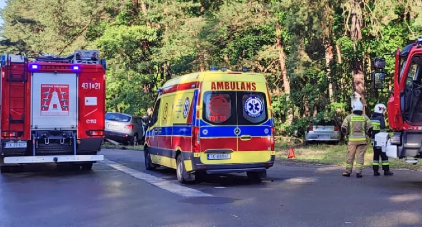 STĄPORKÓW. Zderzenie aut na skrzyżowaniu ulic w lesie. Jedna osoba w szpitalu