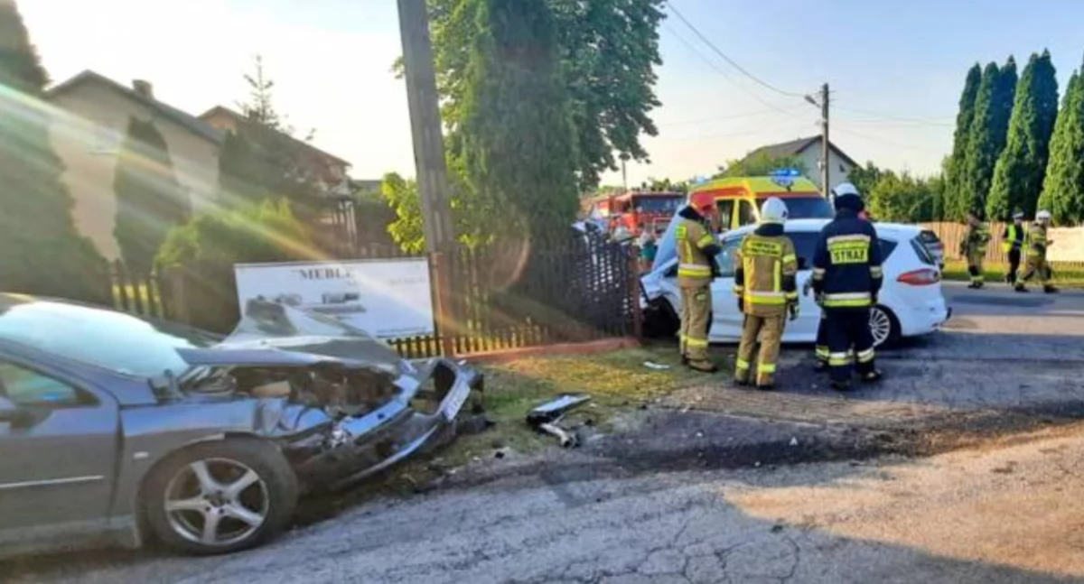 Dwoje dzieci i ciężarna kobieta w szpitalu po zderzeniu osobowych aut w Wólce