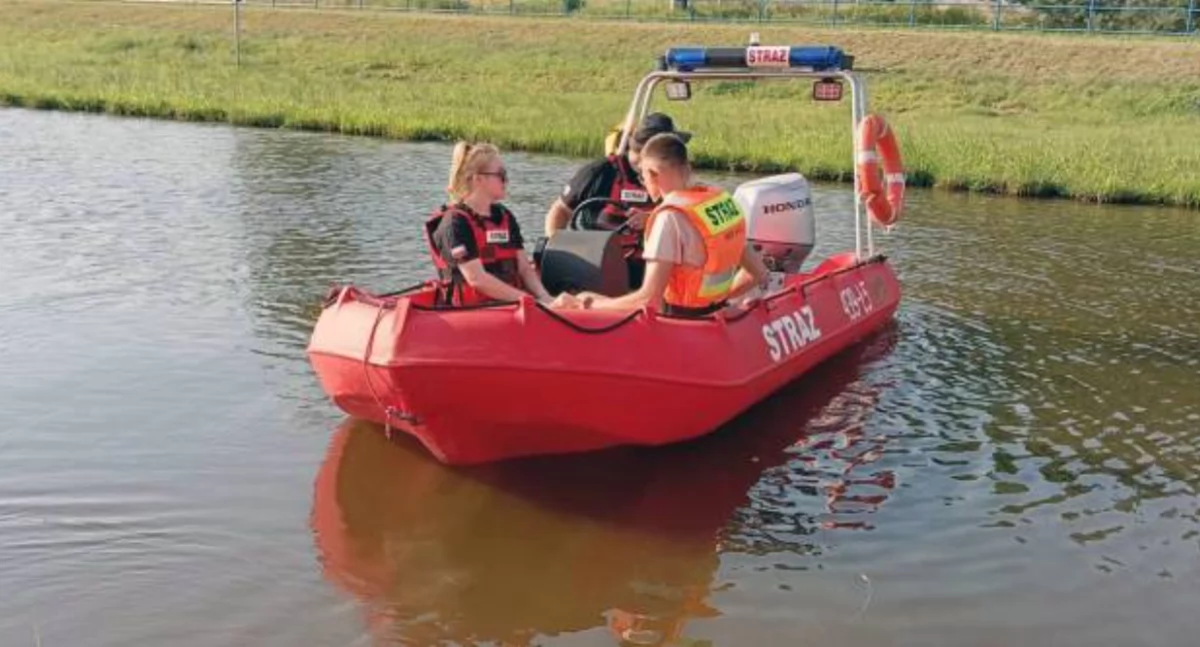 Strażacką motorówka po zalewie Antoniów