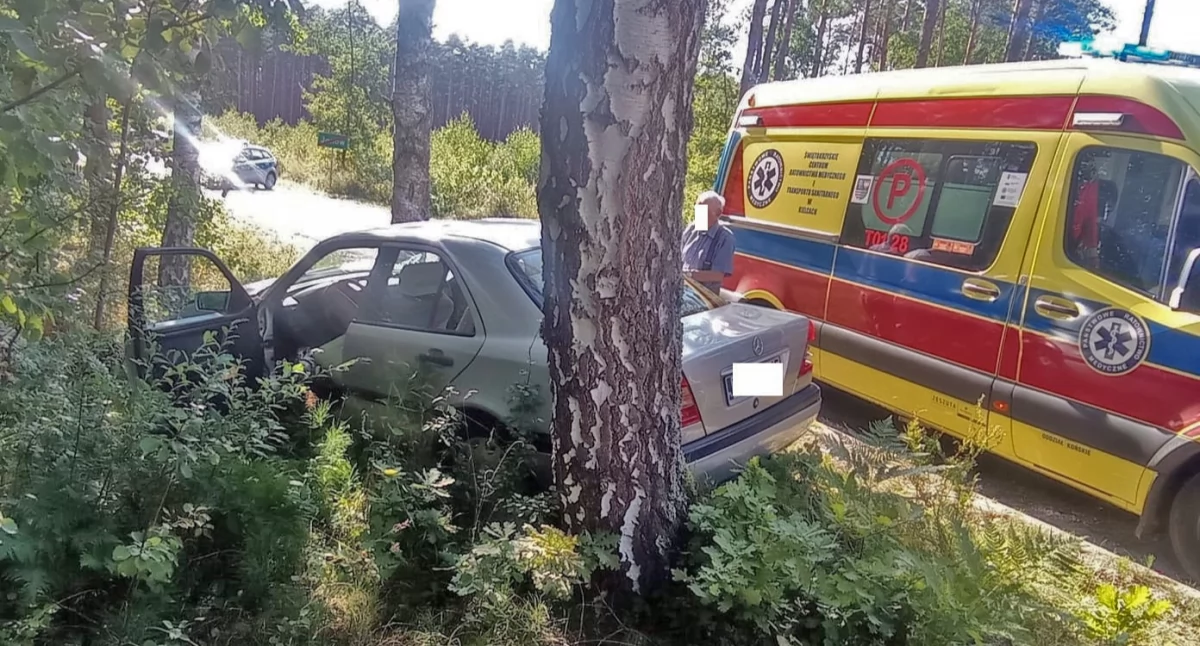 JANÓW. Volvo zderzył się z mercedesem. Trzy osoby odwieziono na SOR