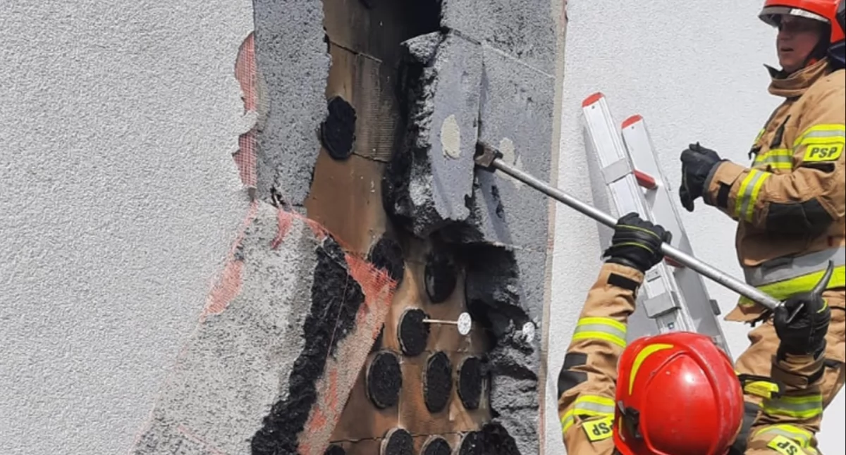 KOŃSKIE. Zapalił się w ścianie kabel zasilający blok wielorodzinny. Strażacy pożar ugasili