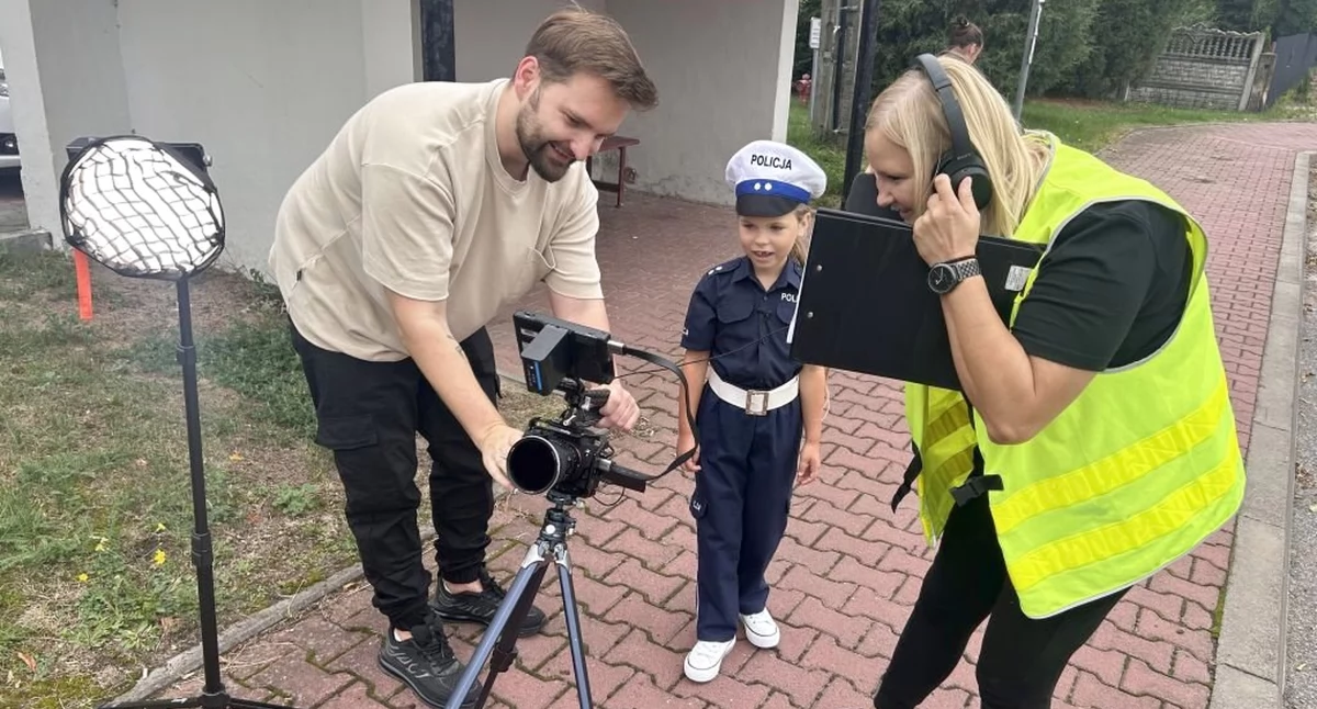 KOŃSKIE. Coraz bezpieczniej na drogach do szkół. Spot profilaktyczny policji