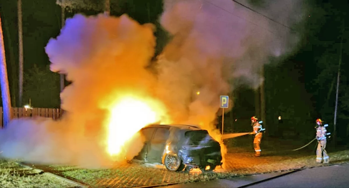SIELPIA. Porsche spłonął doszczętnie. Przyczynę pożaru ustala policja [ZDJĘCIA]