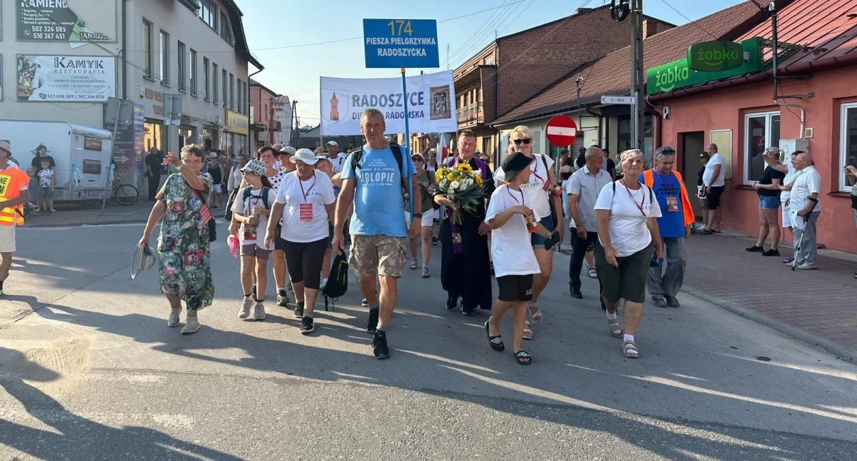 Pielgrzymi wrócili z Jasnej Góry do Radoszyc. Za nimi 9 dni wędrówki [ZDJĘCIA]