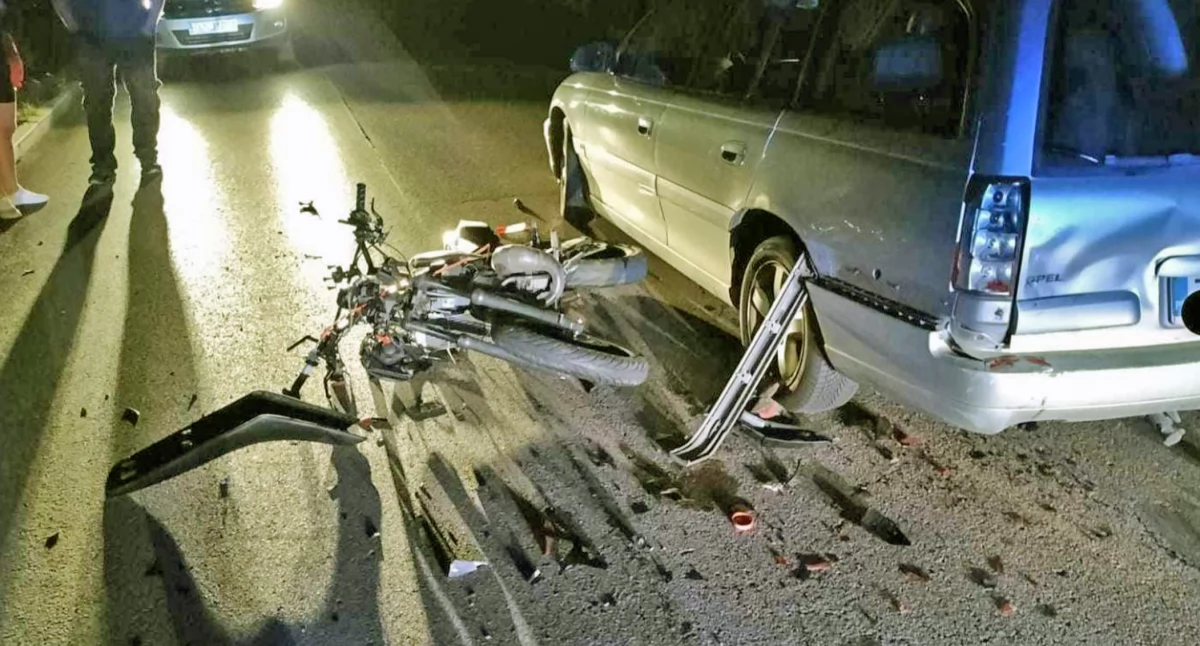 Wypadek w Końskich. Nastolatek na skuterku najechał na tył opla