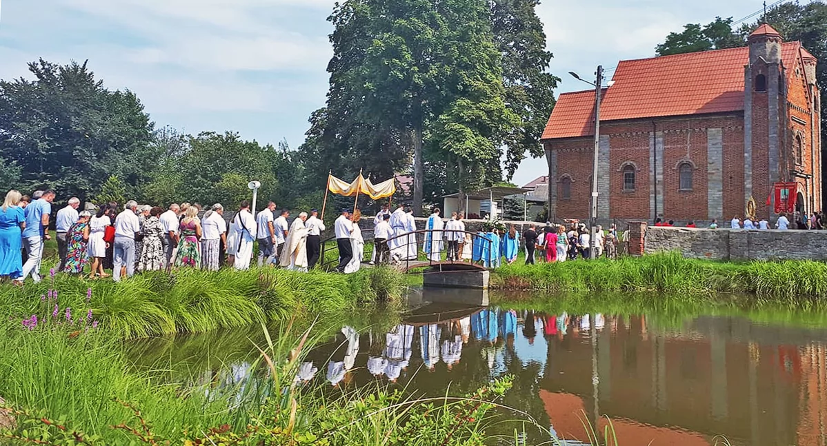 GOWARCZÓW, KAZANÓW. Święty Roch wyciągał z błota karetę hrabiego. Przed krucyfiksem klękało sześć par koni