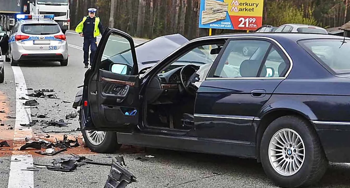 Kolizja na skrzyżowaniu ulic Młyńskiej i Fabrycznej w Końskich. BMW zderzył się ze skodą