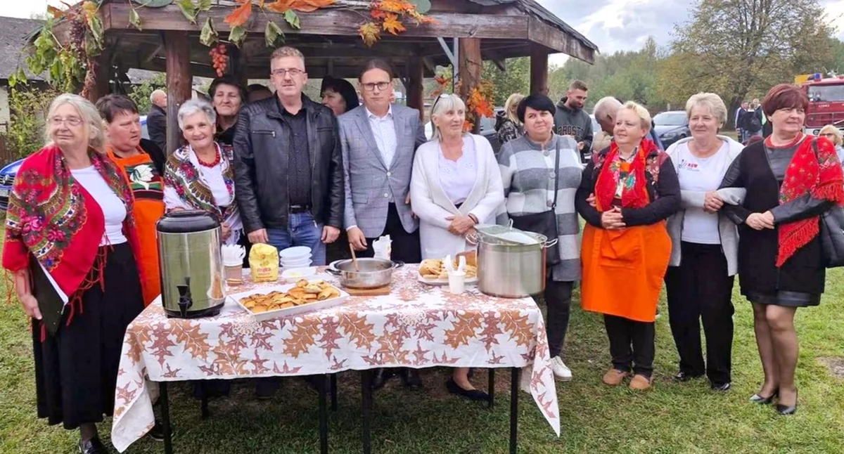 Jubileusz Osiemnastek+ z Czarnej. Jak starosta z burmistrzem przygotowywali regionalną potrawę? [ZDJĘCIA]