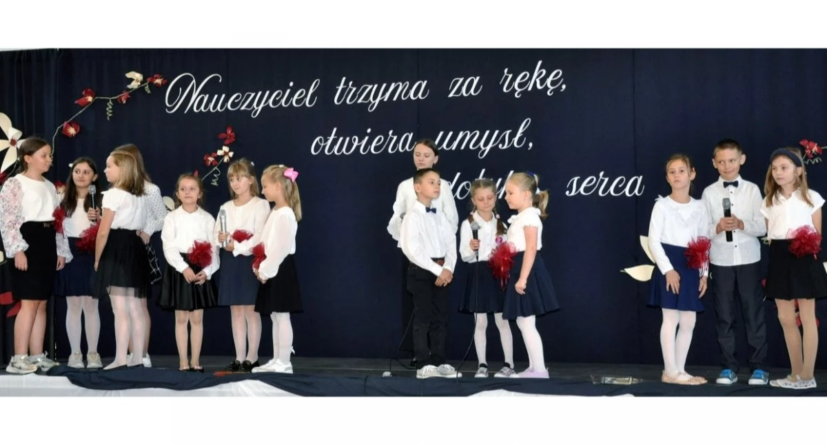 GMINA KOŃSKIE. Cudze dzieci uczą i raz w roku świętują. W Bedlnie nauczyciele otrzymali nagrody [ZDJĘCIA]