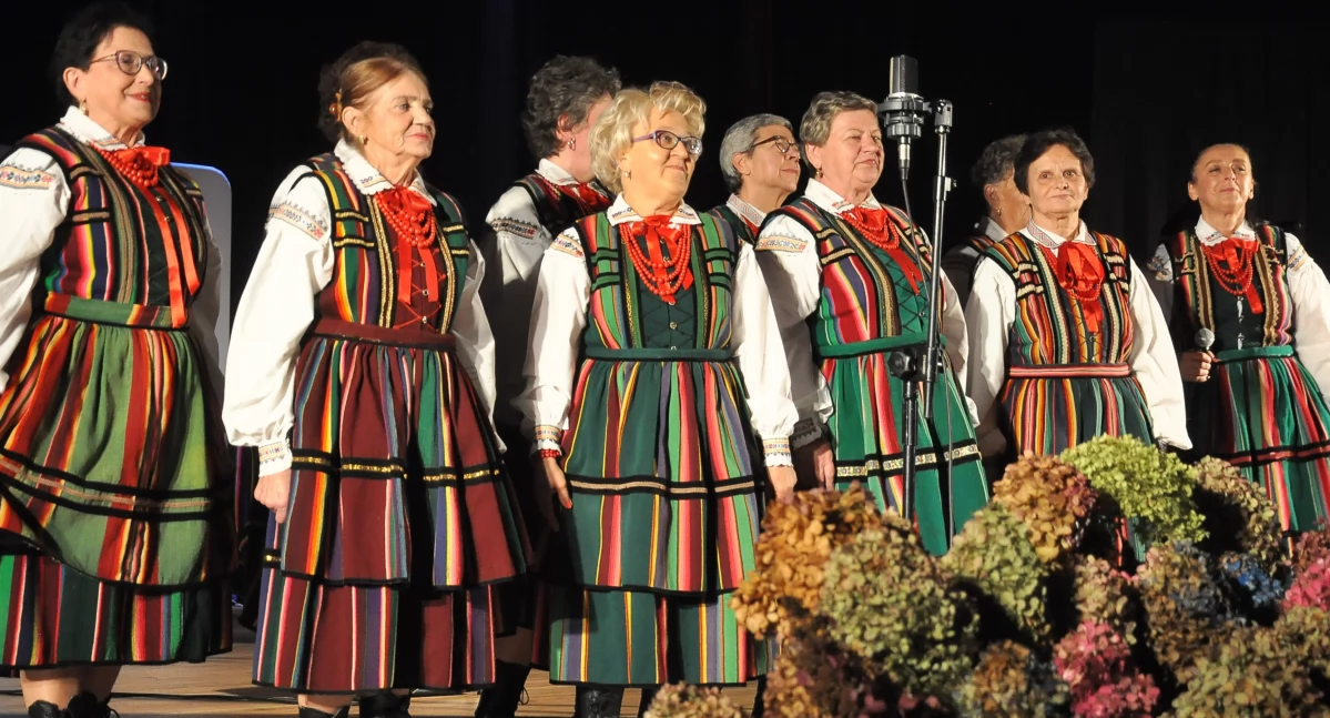 GMINA KOŃSKIE. Zespół Ludowy Korniczanka ma już 25 lat! Jubileusz zawojowały piosenki i humor [ZDJĘCIA]