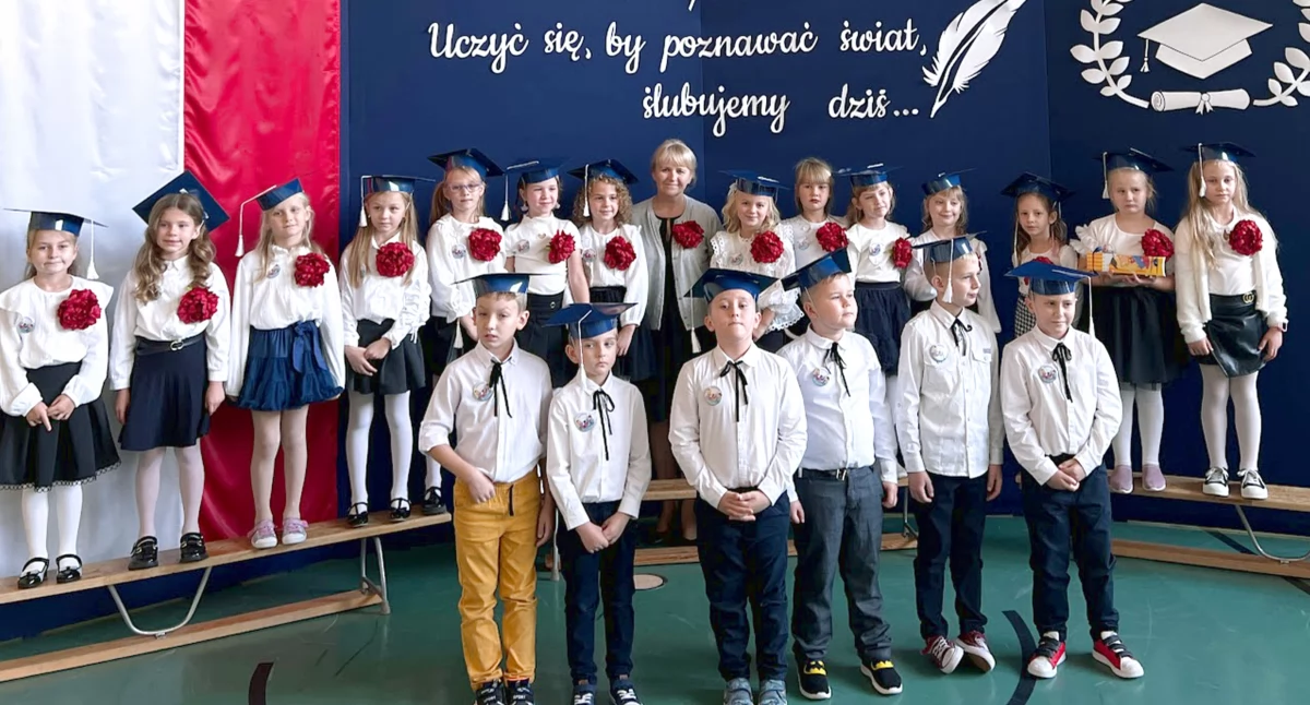 Ślubowanie pierwszaków w SP w Królewcu! Uczyć się, by poznać świat, ślubujemy dziś! [ZDJĘCIA]