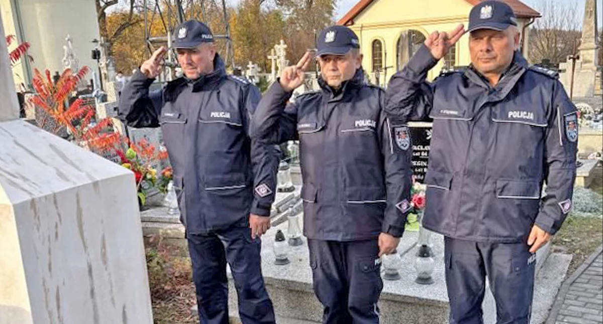 KOŃSKIE. Odwiedzili groby policjantów. Wspominali ich służbę, zapalili światła pamięci