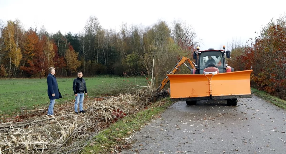 Ciągnik McCormic X6.135 w akcji. Maszyna poprawia bezpieczeństwo i komfort użytkowników dróg powiatowych