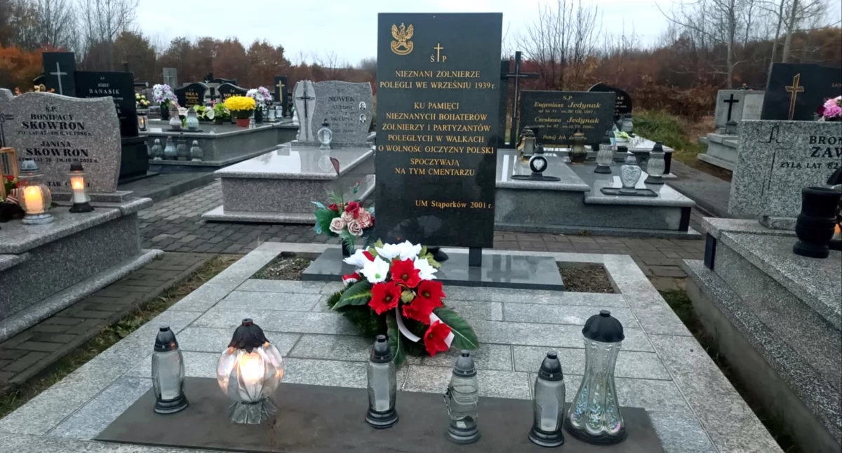 GMINA STĄPORKÓW. Akcja Szkoła pamięta. Uczniowie uczcili pamięć tych, którzy polegli za naszą wolność [ZDJĘCIA]