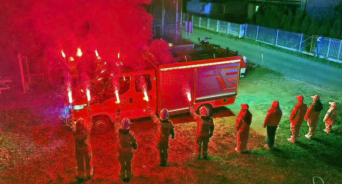 RUDA MALENIECKA. Żywym ogniem witali nowy samochód strażacki [ZDJĘCIA]