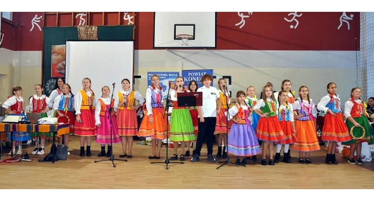 Zespół Królewiaczki kolejny raz podbił serca publiczności. Tym razem na II Przeglądzie Kół Gospodyń Wiejskich Powiatu Koneckiego
