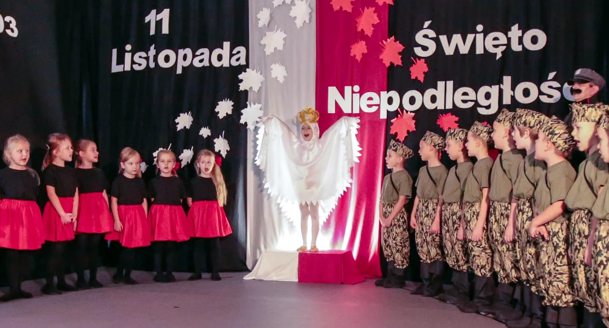 Narodowe Święto Niepodległości w gminie Stąporków z biało-czerwonymi flagami i polonezem [FOTORELACJA]