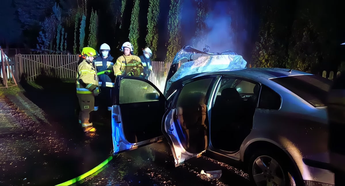 GMINA SMYKÓW. Pożar w przedziale silnikowym samochodu w Królewcu