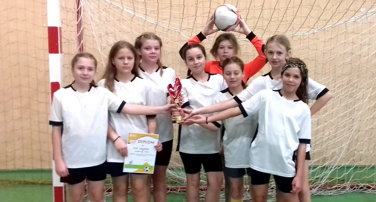 Turniej powiatowy SZS w minipiłce nożnej dziewcząt. Która szkoła zgarnęła główne trofeum?