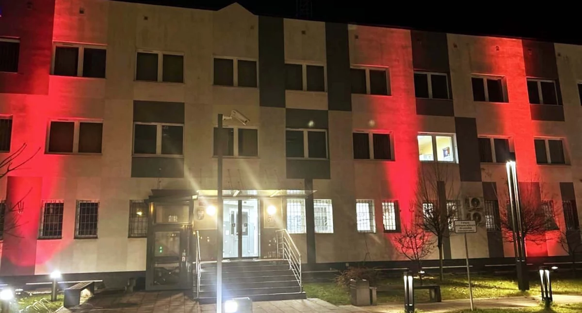 KOŃSKIE. Wykrzyczeli protest, oświetlili budynek policji na czerwono. Dzieciństwo bez przemocy!