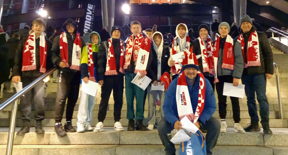 Mecz Polska - Szkocja. Uczniowie szkoły w Stadnickiej Woli dopingowali Polaków na Stadionie Narodowym [ZDJĘCIA]