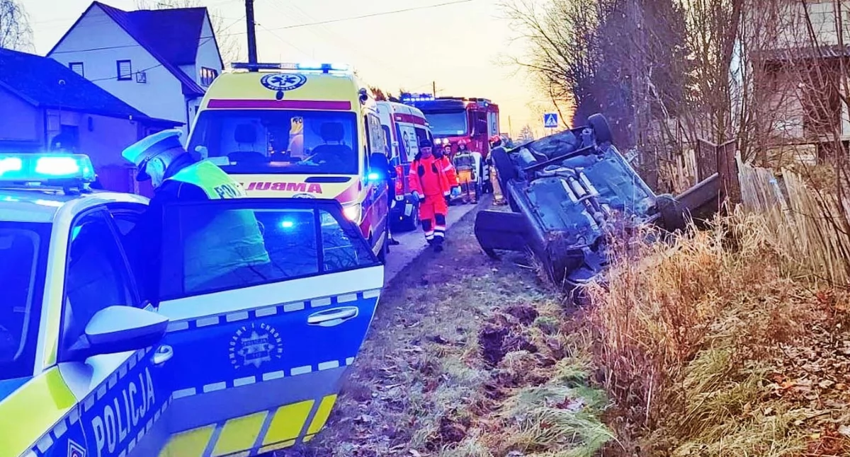 Wypadek w Słupi Koneckiej. Na łuku drogi dachowała skoda. Trzy osoby trafiły do szpitala [ZDJĘCIA]