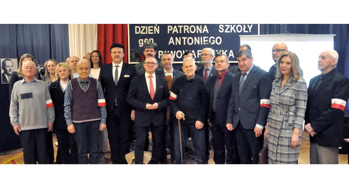 KOŃSKIE. Grochówka z generałem Piwowarczykiem, patronem ZSP 2 [ZDJĘCIA]