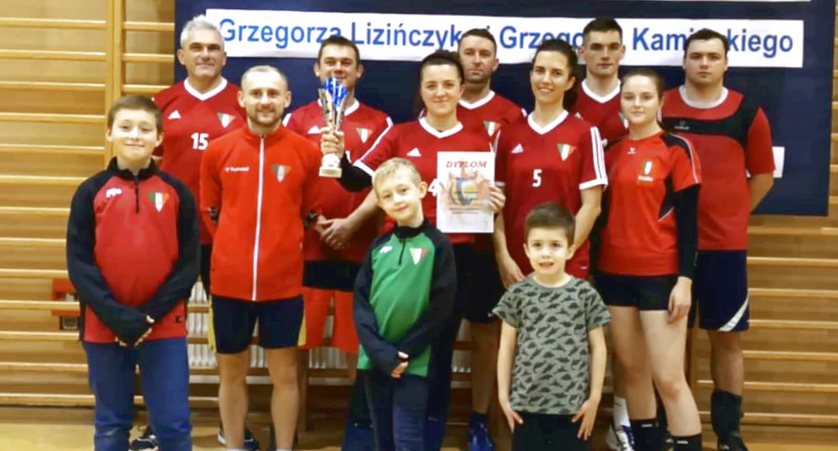 Drużyna mieszana GLKS Fałków na podium XI Memoriału w Piłce Siatkowej Grzegorza Lizińczyka i Grzegorza Kamińskiego