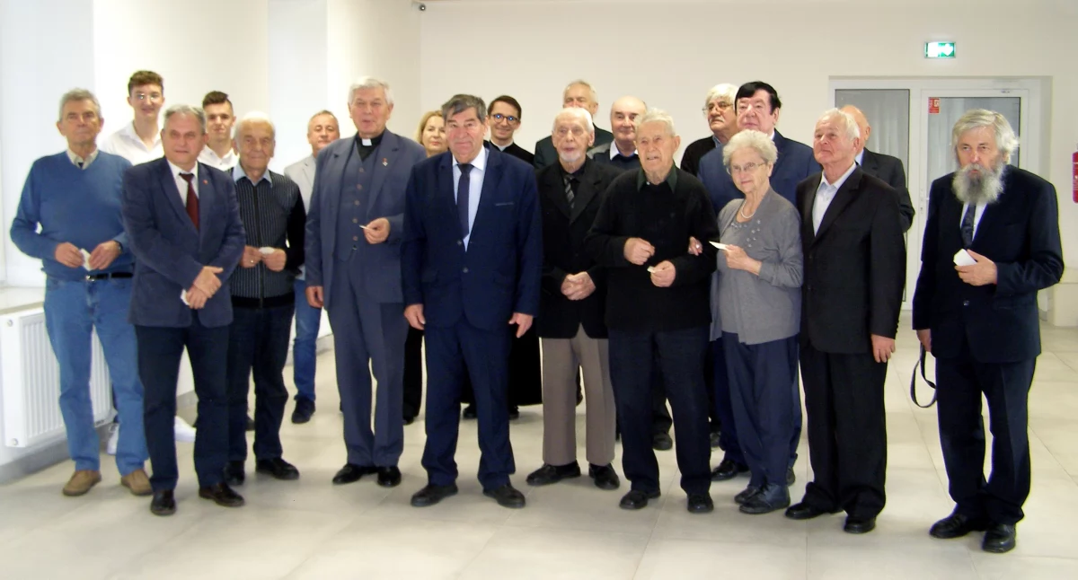 W gronie przyjaciół, przy opłatku, z kolędami. Spotkanie opłatkowe koneckiego Koła Światowego Związku Żołnierzy Armii Krajowej [MNÓSTWO ZDJĘĆ]