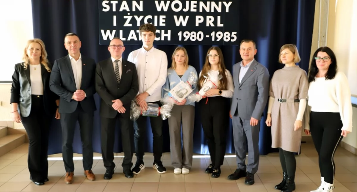 Teleturniej 1 z 10 - stan wojenny i PRL. Uczniowie ZSP nr 1 w Końskich błysnęli wiedzą o ciemnych kartach historii Polski [ZDJĘCIA]