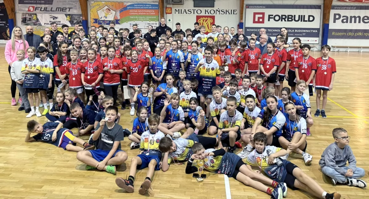 Trening z Mistrzem i Turniej Świąteczny o Puchar Burmistrza. Kolejne spotkanie z 20-krotnymi mistrzami Polski [MNÓSTWO ZDJĘĆ]