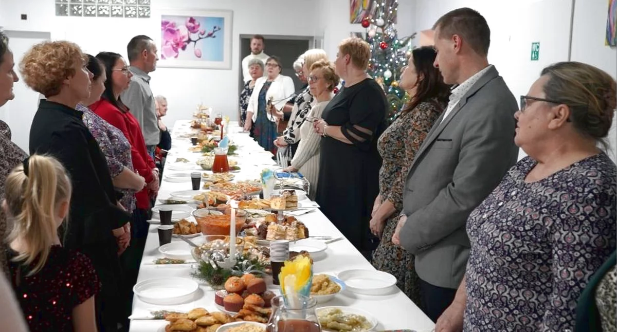 GMINA GOWARCZÓW. Pełne radości i zadumy spotkanie wigilijne w Hospicjum w Rudzie Białaczowskiej [ZDJĘCIA]