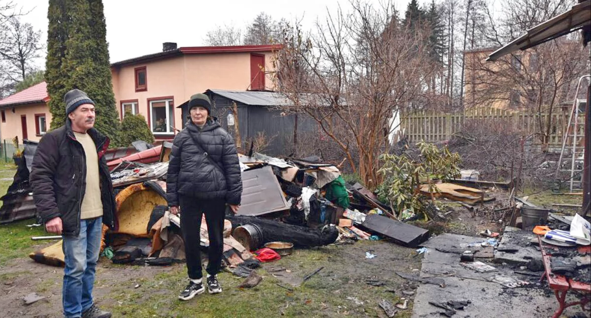 KOŃSKIE. Po wybuchu podgrzewacza wody spalił się dom na ul. Piaskowej [ZDJĘCIA]