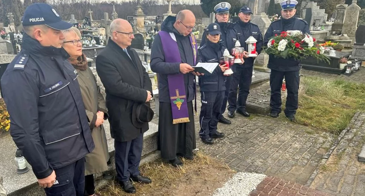 KOŃSKIE. Bandyci z pociągu przerwali młode życie koneckiego policjanta [ZDJĘCIA]