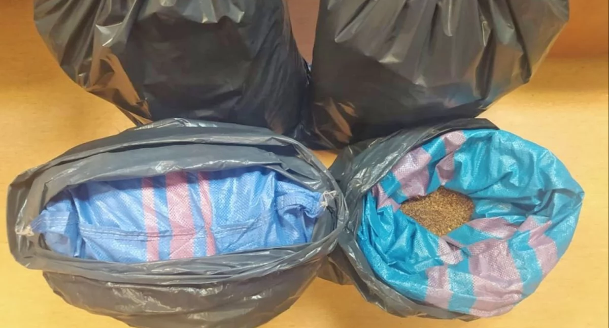KOŃSKIE. Policjanci zatrzymali kierowcę z nielegalnym alkoholem i krajanką [ZDJĘCIA]