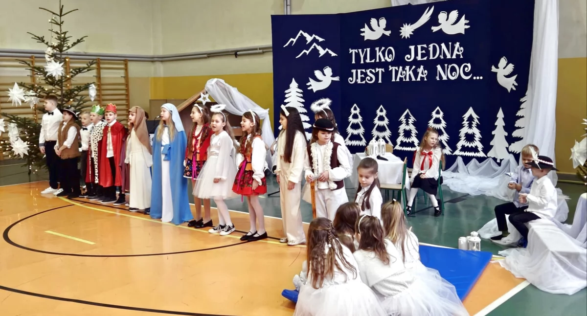 Jasełka u górali, koncert kolęd i pastorałek. Świąteczne wydarzenia w królewieckiej szkole [GALERIA ZDJĘĆ]