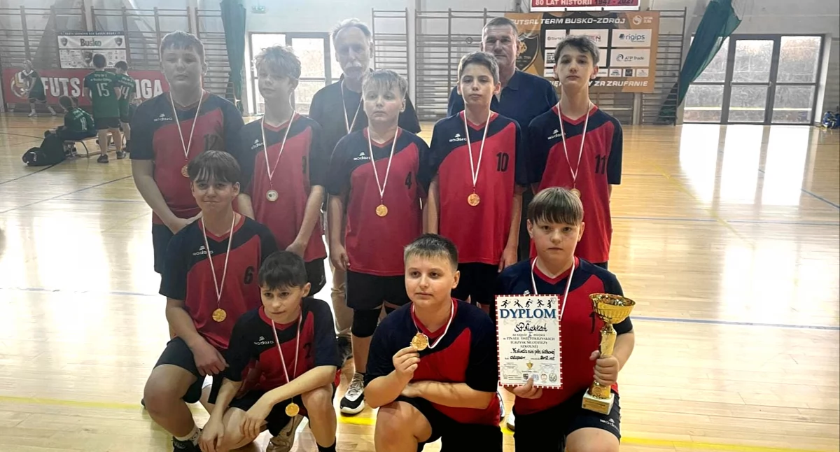 Triumf chłopców z PSP Niekłań Wielki w Finale Wojewódzkim Festiwalu Minipiłki Siatkowej