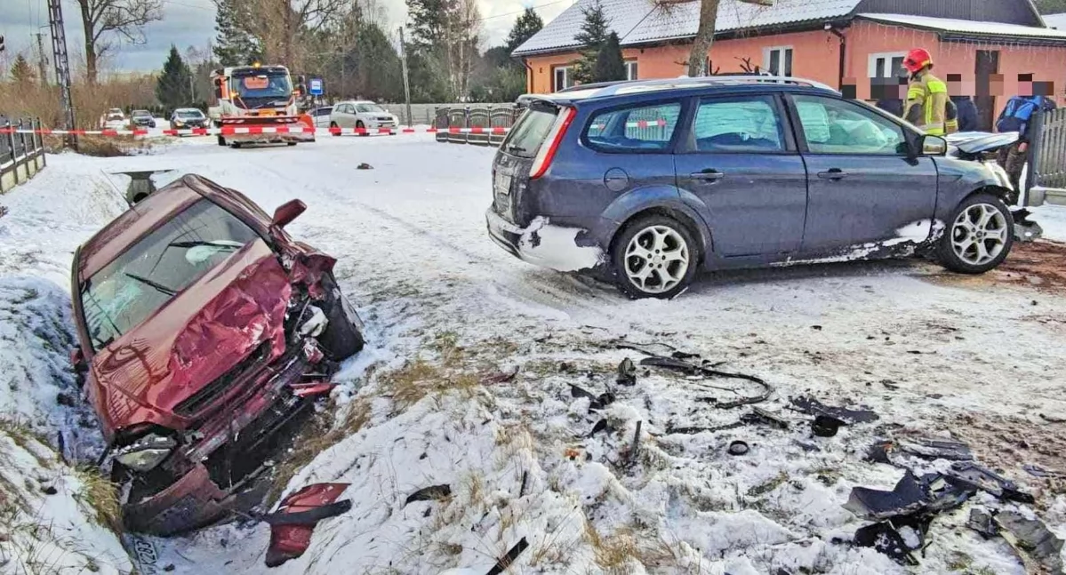 Wypadek w Gustawowie. Dwie osoby w szpitalu, samochody porozbijane, kierowca uwięziony w aucie
