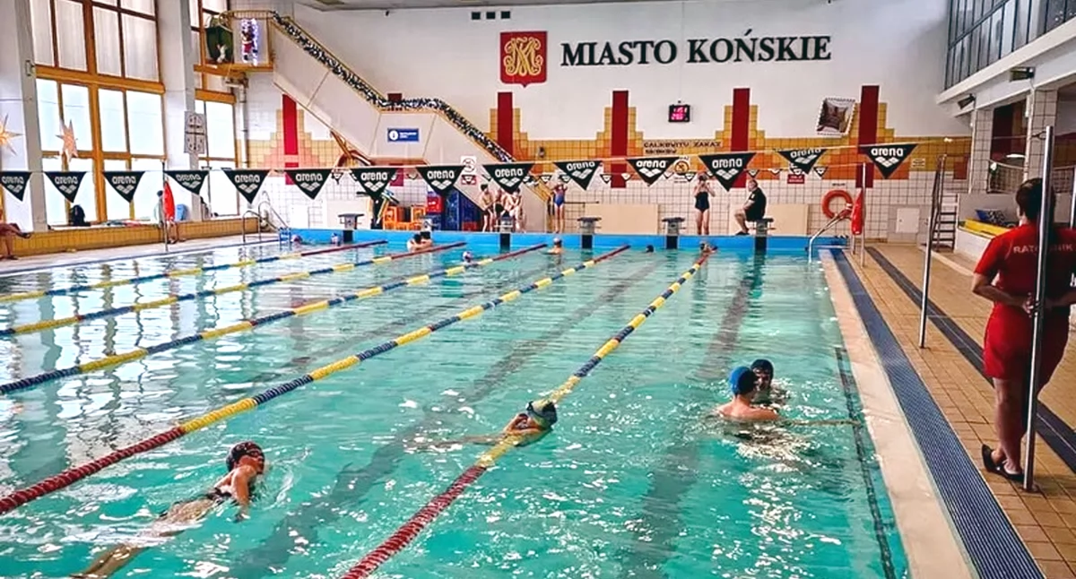 Ferie zimowe w Końskich. Bezpłatny basen pływalni dla uczniów szkół podstawowych z gminy Końskie