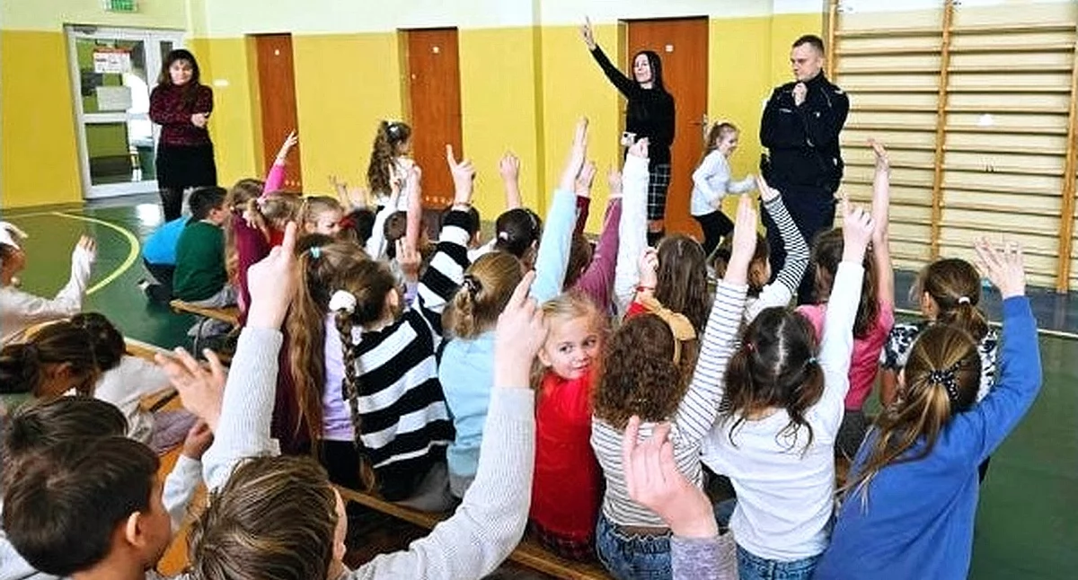 KRÓLEWIEC. Jak bezpiecznie spędzić ferie zimowe? Spotkanie dzieci i młodzieży z dzielnicowym [ZDJĘCIA]