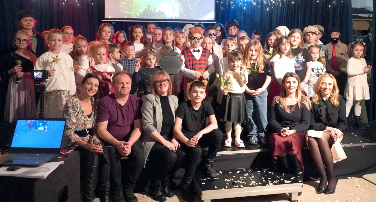 GOWARCZÓW. Spektakl musicalowo-kabaretowy dla babć i dziadków z 50 młodymi aktorami! [GALERIA ZDJĘĆ]