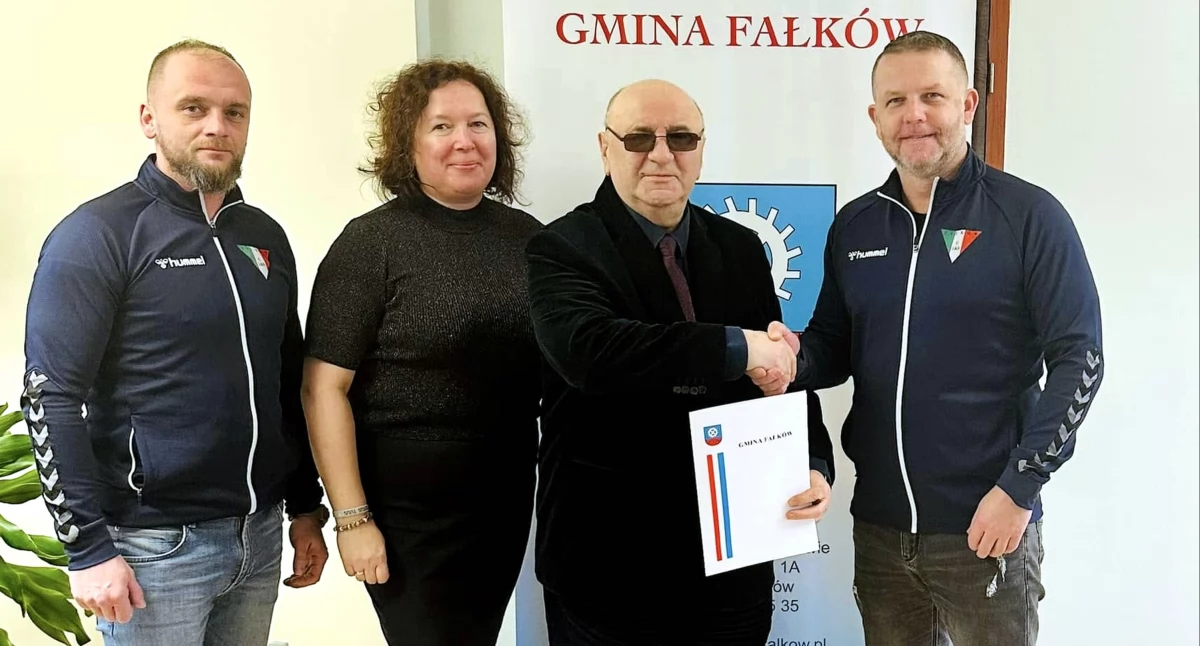 Gmina Fałków podpisała umowę z Gminnym Ludowym Klubem Sportowym w Fałkowie