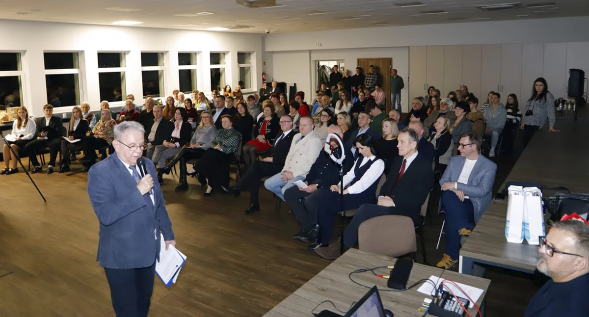 Sala przesłuchań w Starostwie Powiatowym w Końskich. Wieczór z historią i Leszkiem Białym [ZDJĘCIA]