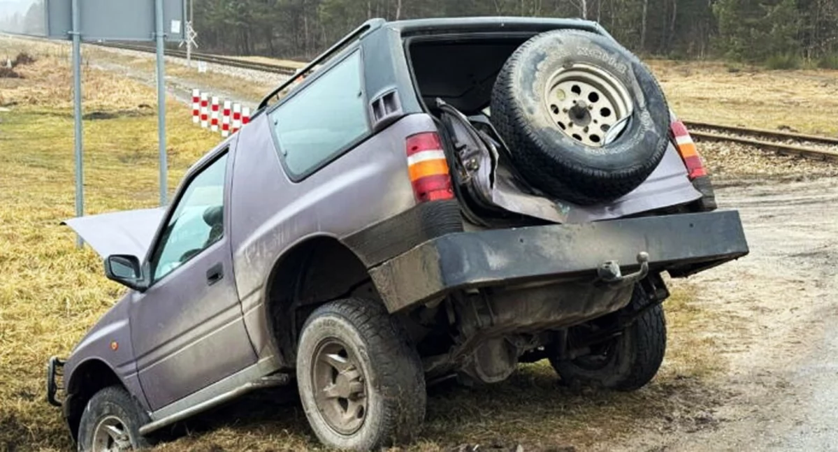 Wypadek w Wólce Plebańskiej. Pociąg techniczny zderzył się z oplem. Co było przyczyną zderzenia?