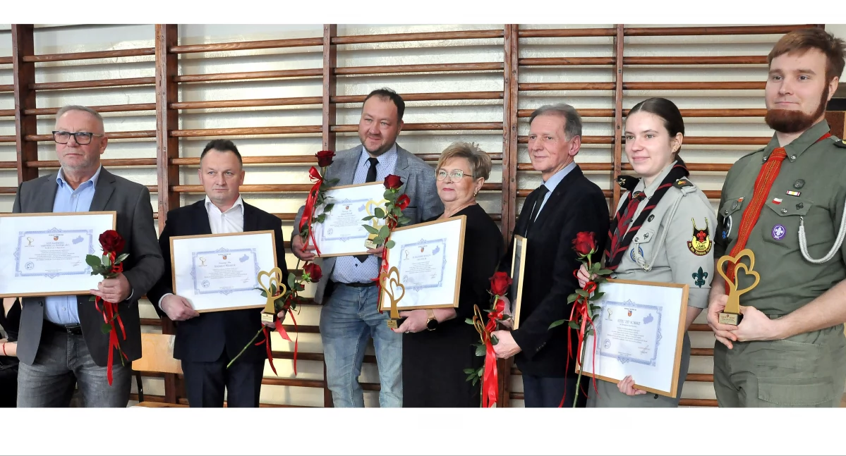 KOŃSKIE. Serce na dłoni. Starostwo Powiatowe w Końskich uhonorowało ludzi, którzy poświęcili się dla innych [ZDJĘCIA]