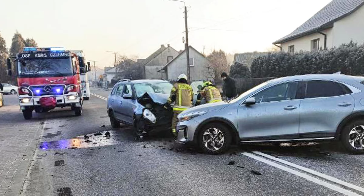GMINA FAŁKÓW. Wypadek dwóch aut w Czermnie. Kierujące nimi kobiety trafiły do szpitala